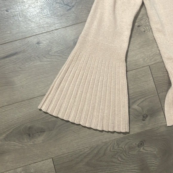 Elizabeth and James Women's Scoop neck sweater, Size XS - Picture 3 of 10